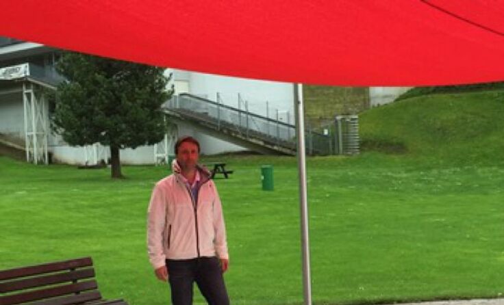 Martin Reifecker freut sich über die schöne rote Farbe des Sonnensegels.
