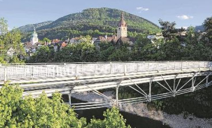 Durch die Anlieferung des neuen Stegs kommt es zu Halte- und Parkverboten in der Innenstadt.