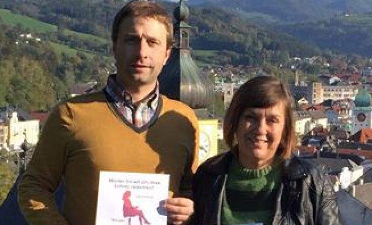 Martin Reifecker und Elfriede Kimeswenger machen auf den Equal Pay Day aufmerksam.