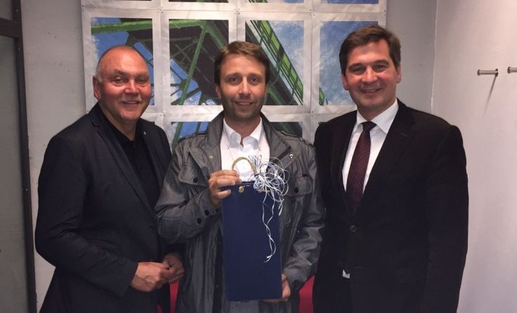 V. l.: Fritz Hintsteiner, Martin Reifecker und Werner Krammer bei der Übergabe des Geschenks.