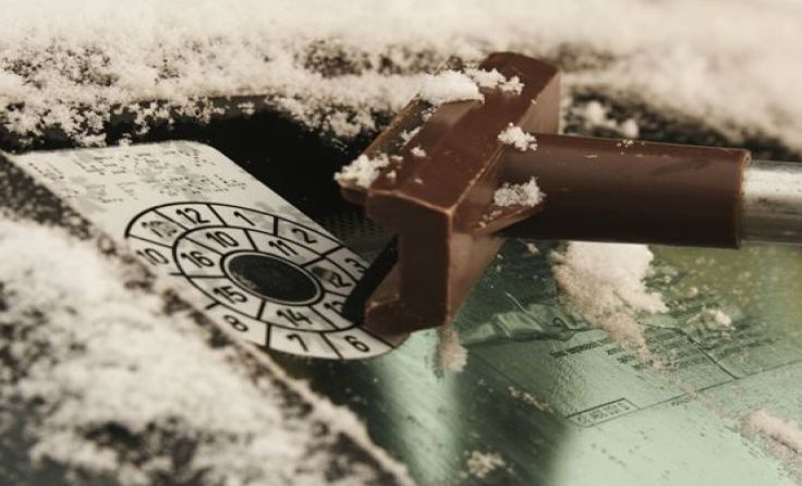 Vorsicht beim Eiskratzen der Windschutzscheibe. Nicht das Pickerl beschädigen! Foto: ÖAMTC