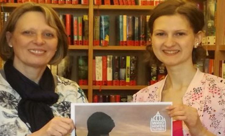 Eva Zankl (v.l.) und Alexandra Tatzreiter laden zur Aktionswoche in die Stadtbibliothek ein. 