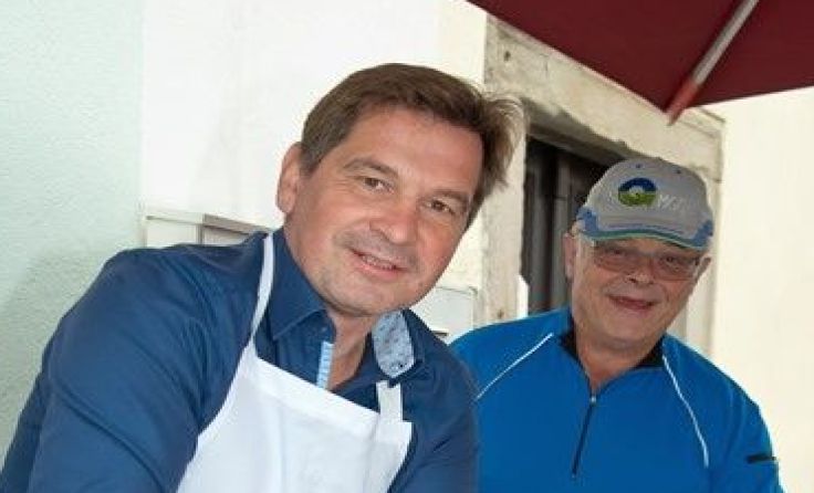Bürgermeister Werner Krammer und Karl Berger freuen sich auf zahlreiche, hungrige Gäste. 