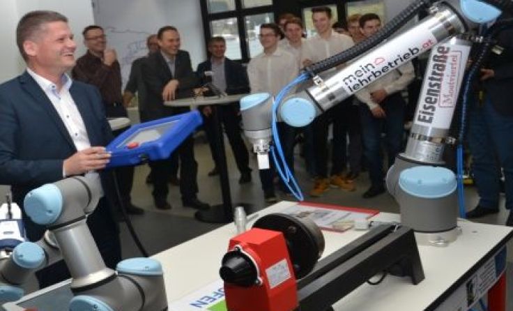 Eisenstraße-Obmann Andreas Hanger bei der Steuerung des Roboters.Foto: www.eisenstrasse.info