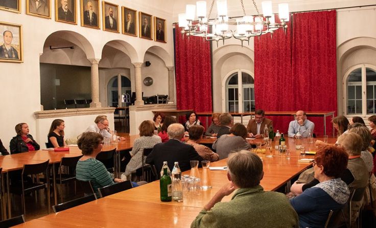 Reger Austausch beim dritten Integrationstreffen im Großen Sitzungssaal. Foto: Stadt Waidhofen