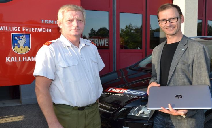 Kommandant Klaus Radlmair und Geschäftsführer Adolf Tischler bei der Übergabe