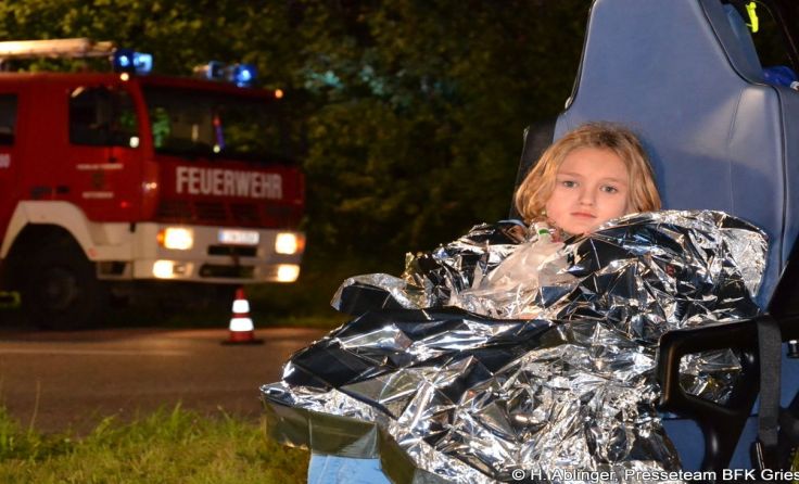 Ein Großaufgebot an Einsatzkräften beim Busunfall in Haag.
