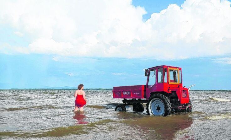Mit einem 31 Jahre alten Traktor am Meer: Elisabeth Falkinger war auch am Strand unterwegs