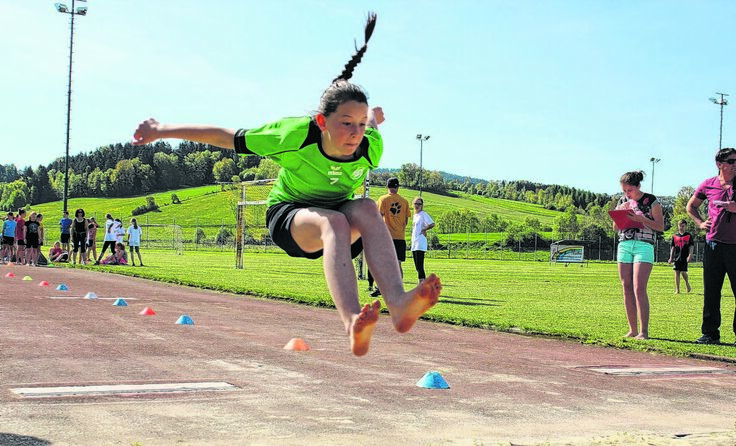 Magdalena Neissl beim Weitsprung.