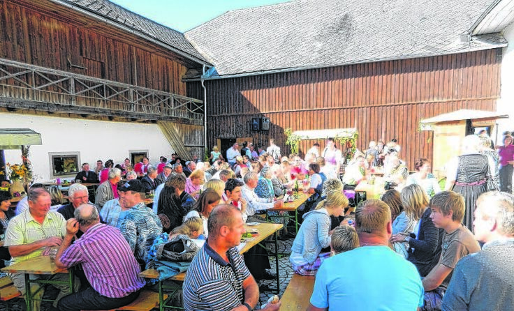 Seit drei Jahren ersetzt der Pfarrstadel das fehlende Wirtshaus im Ortsgebiet.