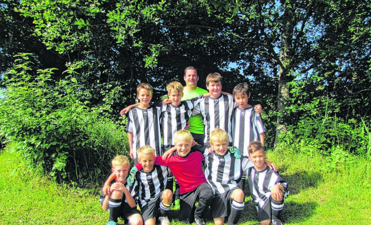 Strahlende Sieger: Die Jungkicker der VS Lembach/ Niederkappel holten den Sieg.