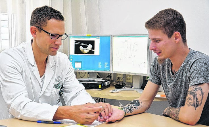 Facharzt Philipp Mayr und sein Patient Mario Mager. Foto: BHS Linz