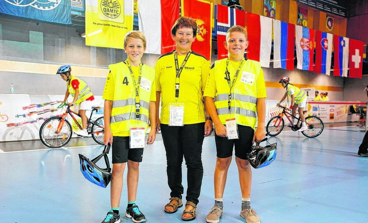 Beim Finale: Manuel Böldl (li.), Klassenlehrerin Hilde Ecker und Martin Kraml. (c) ÖAMTC