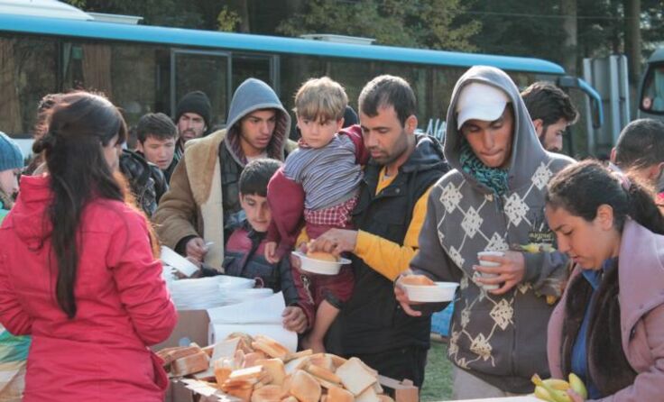 Essensausgabe für die vielen Flüchtlinge am Grenzübergang Hanging. (c) Hartl