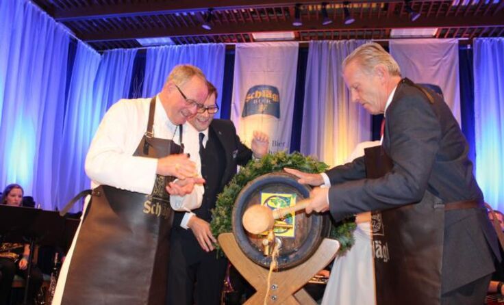 Abt Martin Felhofer und Vizekanzler Reinhold Mitterlehner beim Anschlagen des Fasses. (c) Hartl