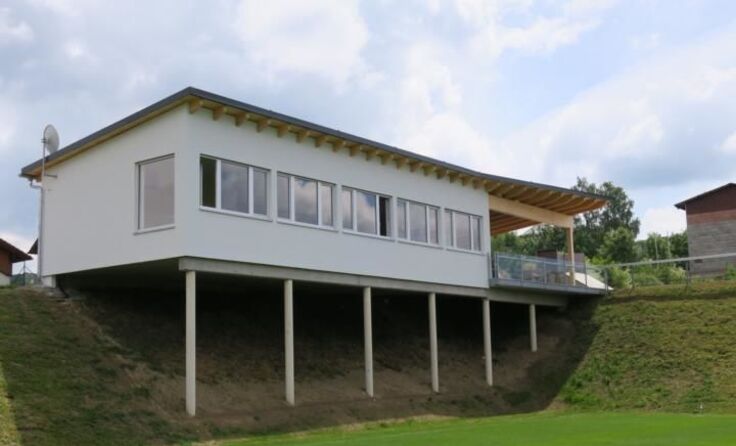 Neue Kantine mit bester Aussicht auf das Fußballgeschehen.