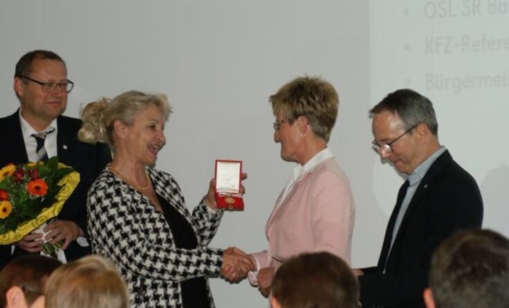 Auch Ernestine Kreuzwieser bekam eine goldene Verdienstmedaille überreicht. (c) Rotes Kreuz