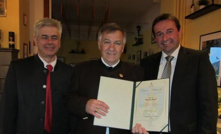 Rudolf Bindl bekam den Goldenen Ehrenring der Gemeinde.