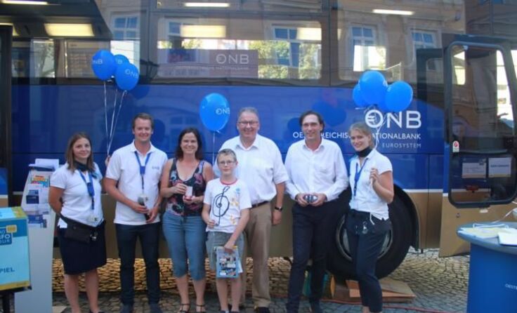 Gut besucht war der Tourstopp des Eurobusses am Stadtplatz in Rohrbach-Berg. (c) OeNB 