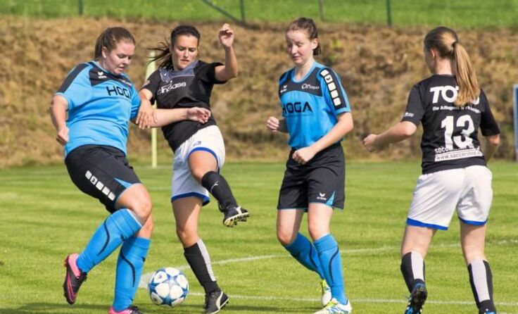 Tina Lindorfer (li., blaue Dress) und Theresa Mittermayr (re.) in Action. (c) beha-pictures