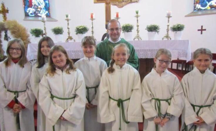 Bei seiner ersten Festmesse: Pfarrer Petrus A. Bayer mit den Klaffegger Ministranten