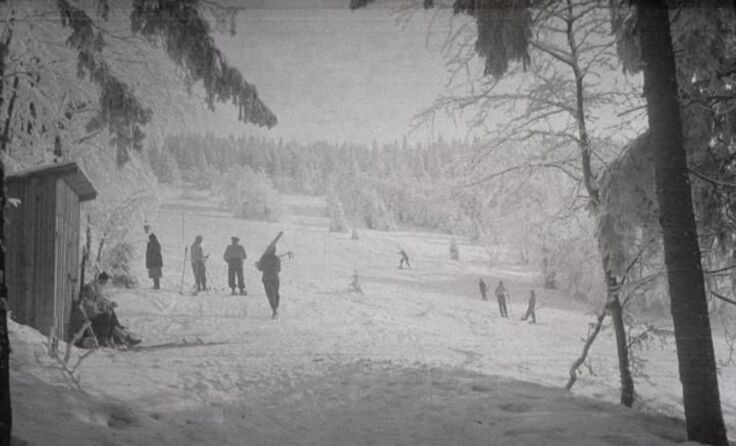 Der Ski-Alltag am Hochficht vor der Errichtung eines Schleppliftes. (c) Johann Reininger