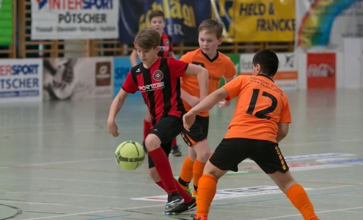 Mehr als 50 Helfer sorgen für einen reibungslosen Hallen-Nachwuchscup. (c) Plechinger
