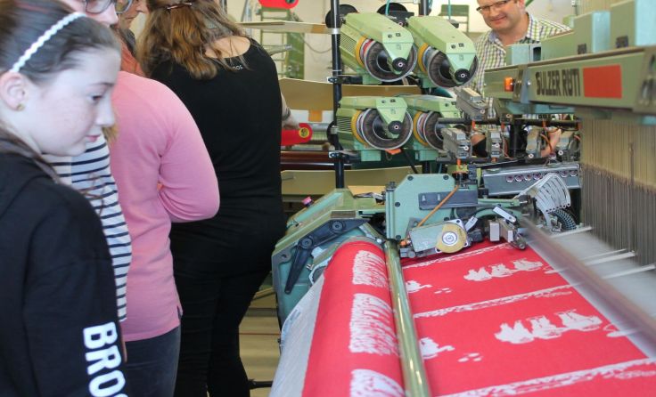 Schüler, Lehrer und Eltern waren beim Weben im Textilen Zentrum dabei. &copy; Hartl