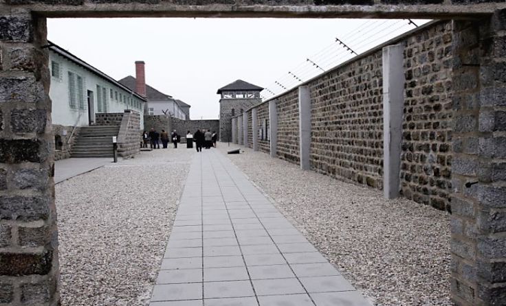 Die Verurteilten besuchen die KZ-Gedenkstätte Mauthausen. &copy; APA/Rubra