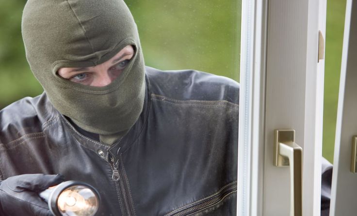 Durch das gekippte Schlafzimmerfenster kamen der oder die Einbrecher in die Wohnung. &copy; Wodicka