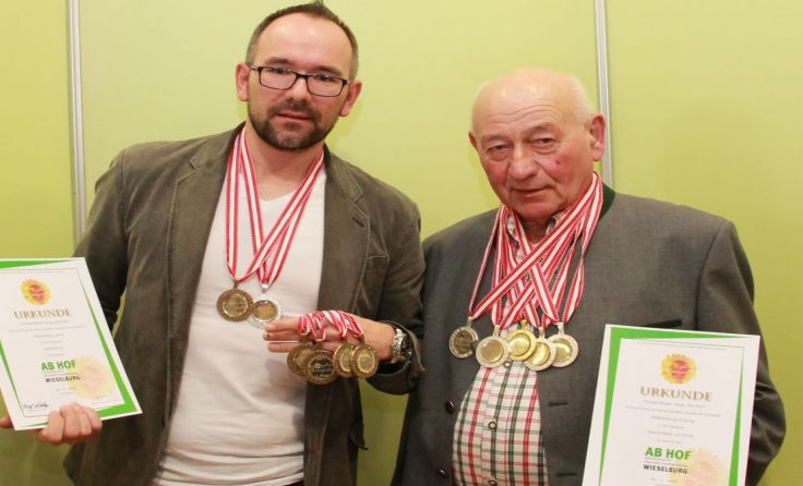 MIt Medaillen behangen: Helmut (l.) und Hugo Gumpenberger