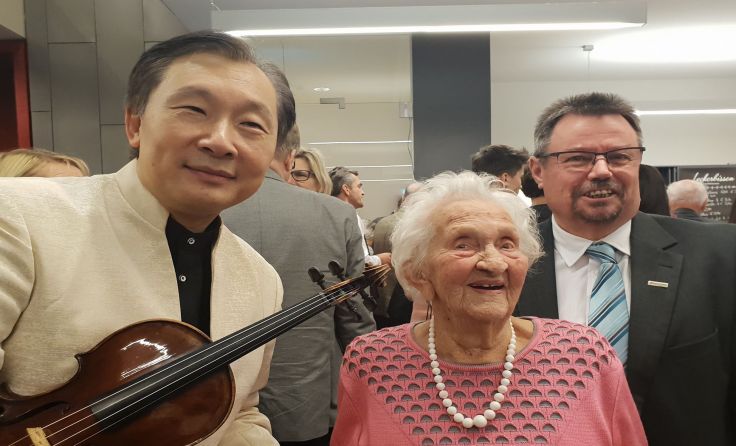 Professor Lui Chan und Bürgermeister Herbert Fürst mit der rüstigen Jubilarin. 