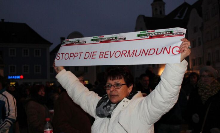 Die Demonstranten wollen sich die Bevormundung nicht länger gefallen lassen.