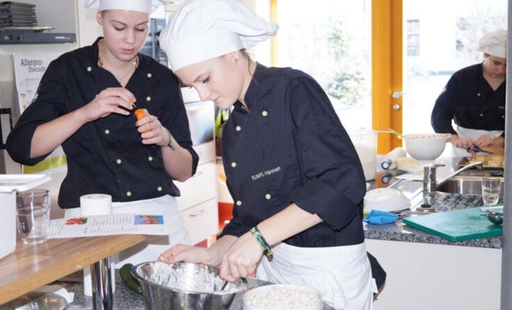 Ein buntes Büffet bereitete die europäsiche Klasse für die Kindergartenkinder zu.