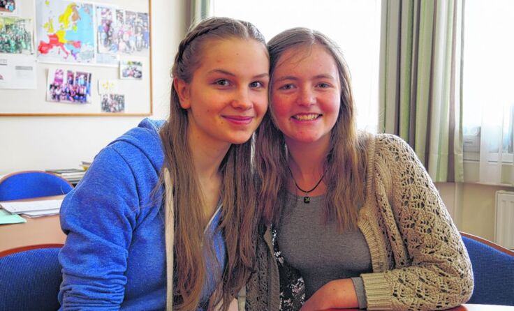 Kitti Fuller und Ines Guerra fühlen sich in der Neuen Mittelschule Andorf wohl.