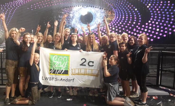 Die Schülerinnen der Landwirtschaftlichen Fachschule Andorf waren beim Song Contest live dabei.