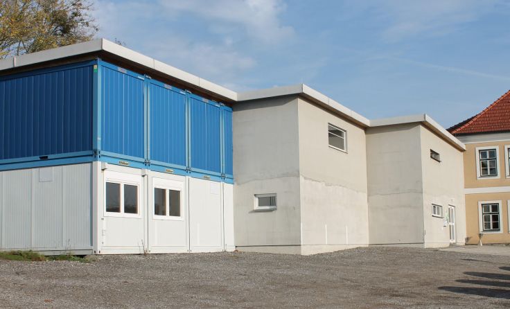 Die Container neben der alten Volksschule in Andorf bieten Platz für bis zu 50 Flüchtlinge.
