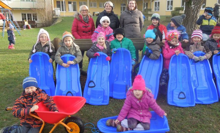 Die Enzenkirchner Kindergartenkinder freuen sich darauf, ihre Schneebobs zu testen.