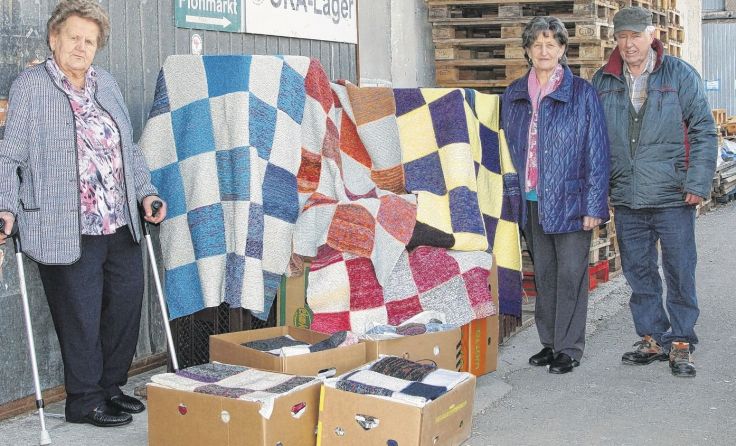 Karoline Spindler und Maria Schmiedbauer übergaben Hanspeter Hofinger die 400. Decke.