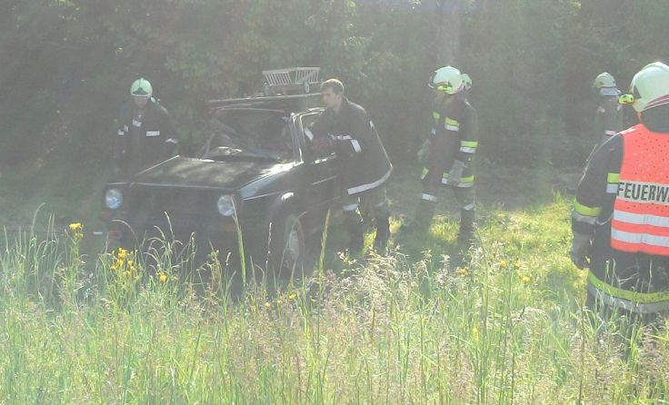 Ein PKW-Lenker schlitterte über steile Böschung.