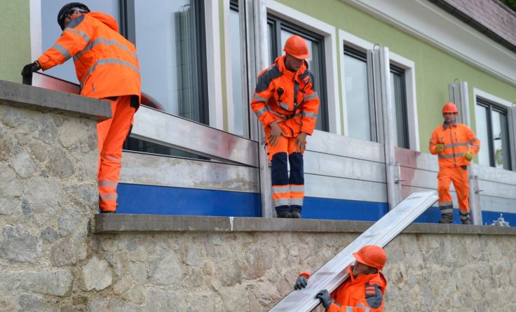 Der mobile Hochwasserschutz wurde aufgebaut. Foto: Stadtgemeinde Schärding