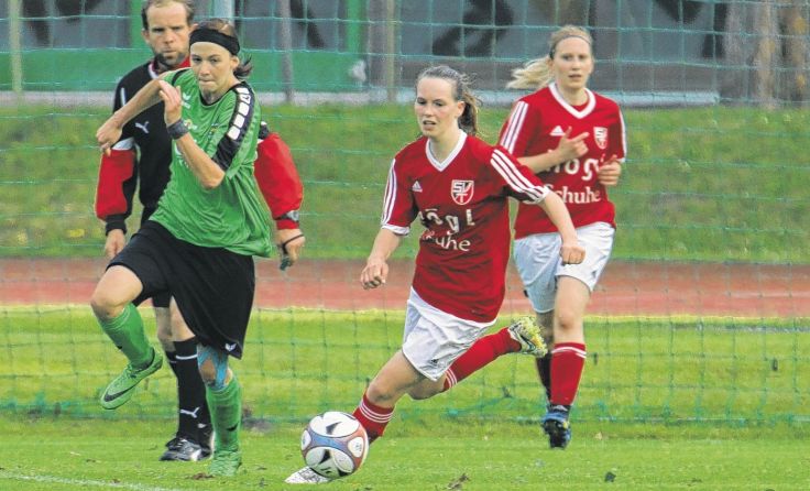 Julia Freilinger spielt gekonnt die Gegnerin aus Osttirol aus. Foto: Christina Hofinger