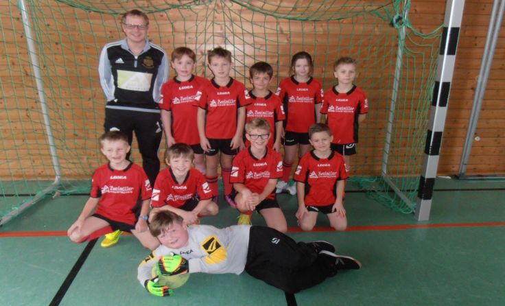 Auch die Raaber U9-Kicker (mit Trainer Peter Andorfer) zeigten ihr Können. 