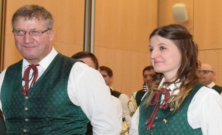 Kapellmeister Horst Griesmaier über- gibt sein Amt an Christina Ecker.
