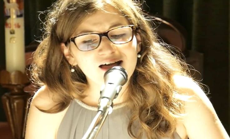 Sobald Elisabeth Mairinger am Klavier sitzt und zu singen beginnt, ist sie kaum wiederzuerkennen.