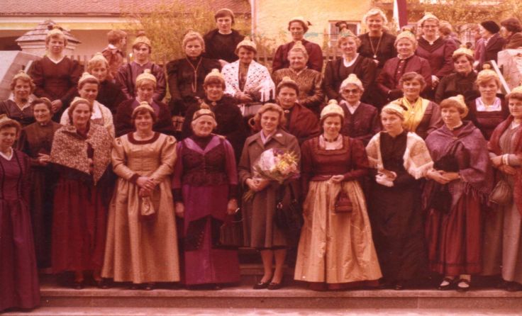 1977: Gruppenfoto mit der damaligen Landesobfrau Anneliese Ratzenböck