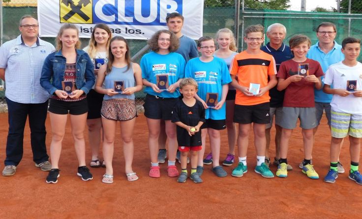 Stolz hält die erfolgreiche Andorfer Tennisjugend ihre Trophäen in die Kamera. 