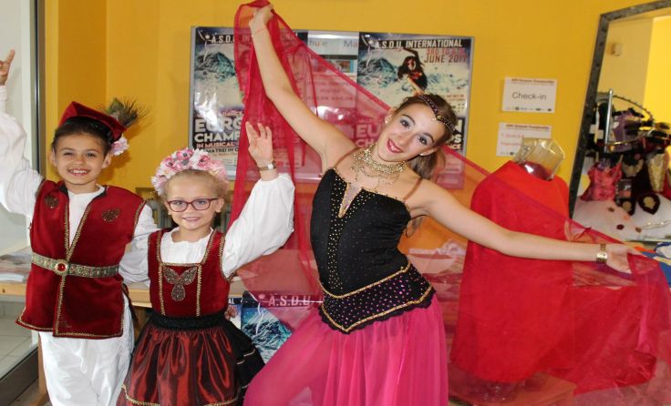 Die Eleven zeigen bei der Ballett-Aufführung ihre prämierten Tänze. 