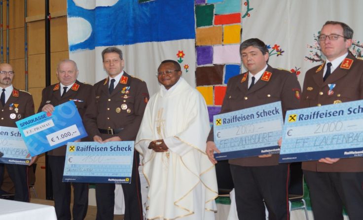 Die Kommandanten der fünf Taufkirchner Feuerwehren übergaben 7500 Euro.