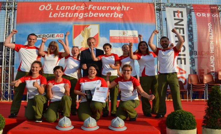 Die Damen der FF Pimpfing freuen sich über den Titel. Foto: Presseteam BFK Grieskirchen
